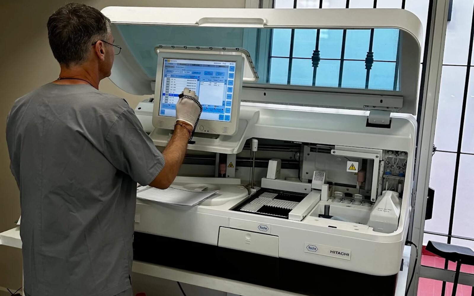 Bioquímico operando el autoanalizador