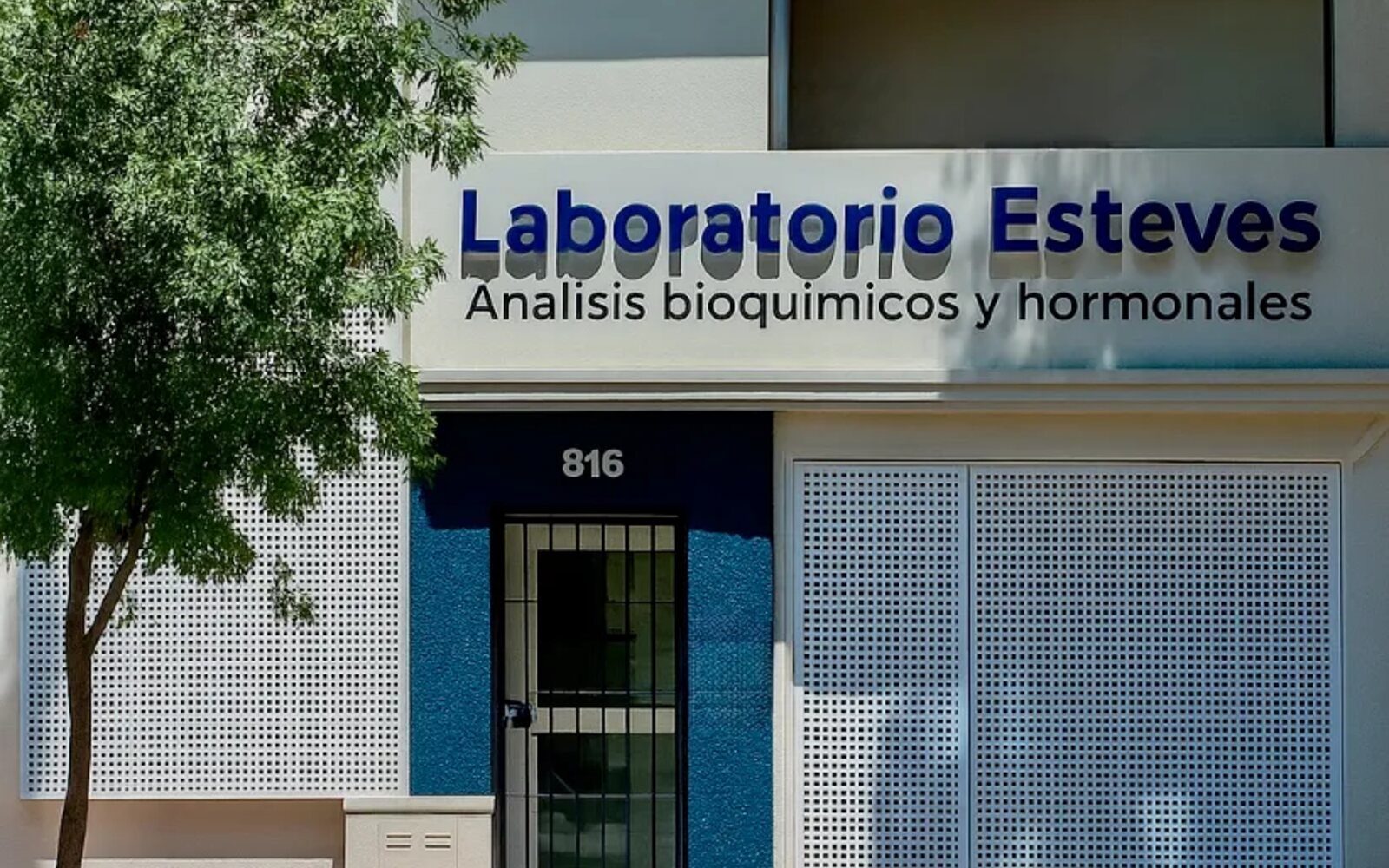 Frente del laboratorio en Pueyrredón 816